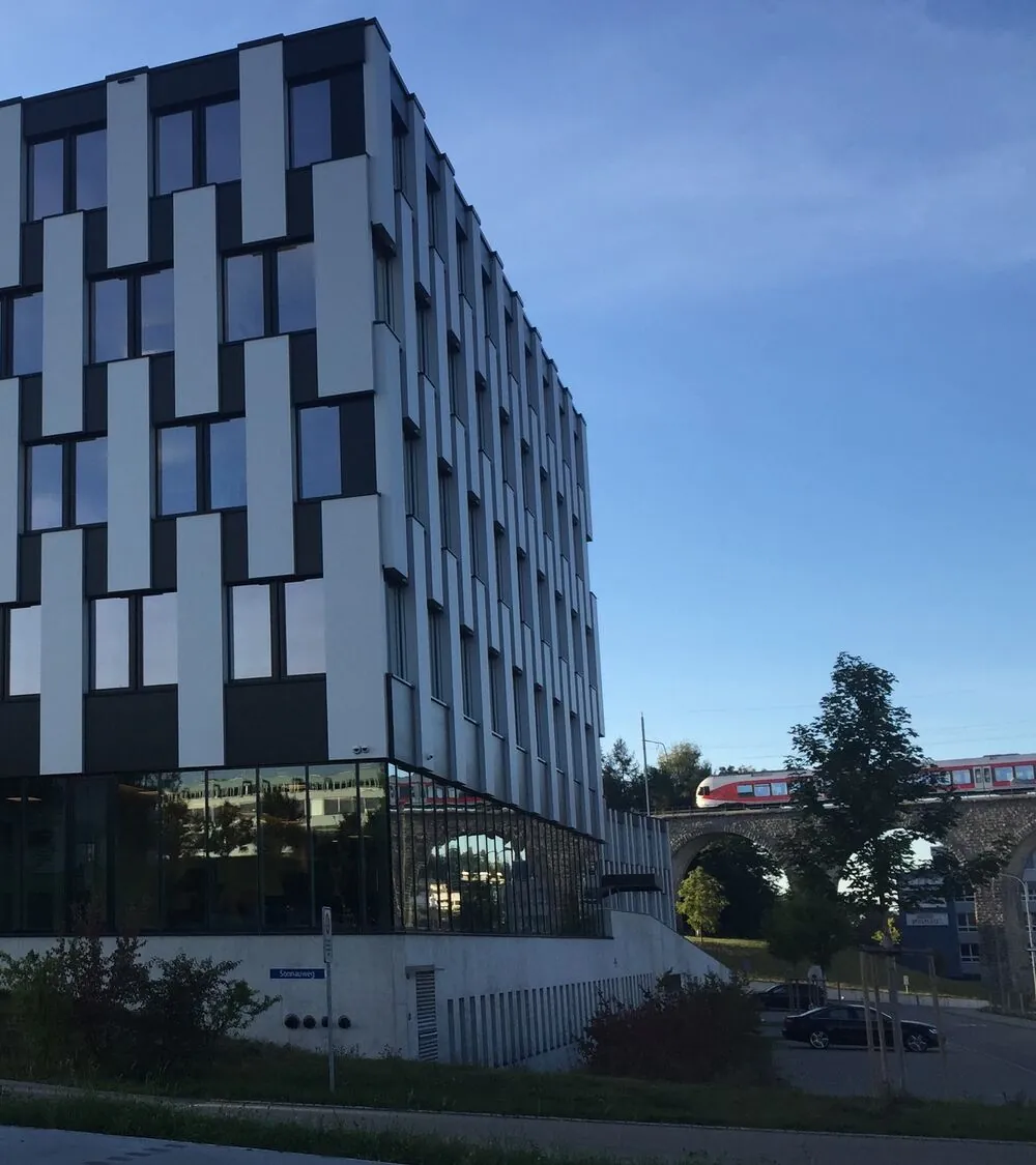 Bürogebäude in Herisau mit der Appenzeller Bahn auf dem Viadukt, Arbeitsort der Konzernjahre