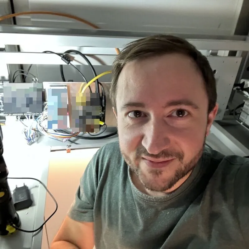 Michael Kälin bei der Hardware-Integration eines Elektronik-Projekts