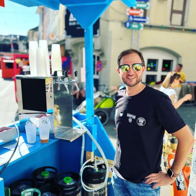 Michael Kälin am Zapfhahn eines Festival-Bierstands an den Musikfestwochen Winterthur